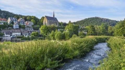 Riviere dans un village